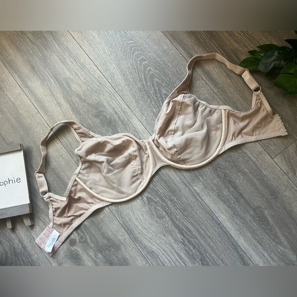 Vtg Olga Shiny Nude Satin Floral Underwire Unpadded Second Skin Bra 33545 38DD - Picture 3 of 7